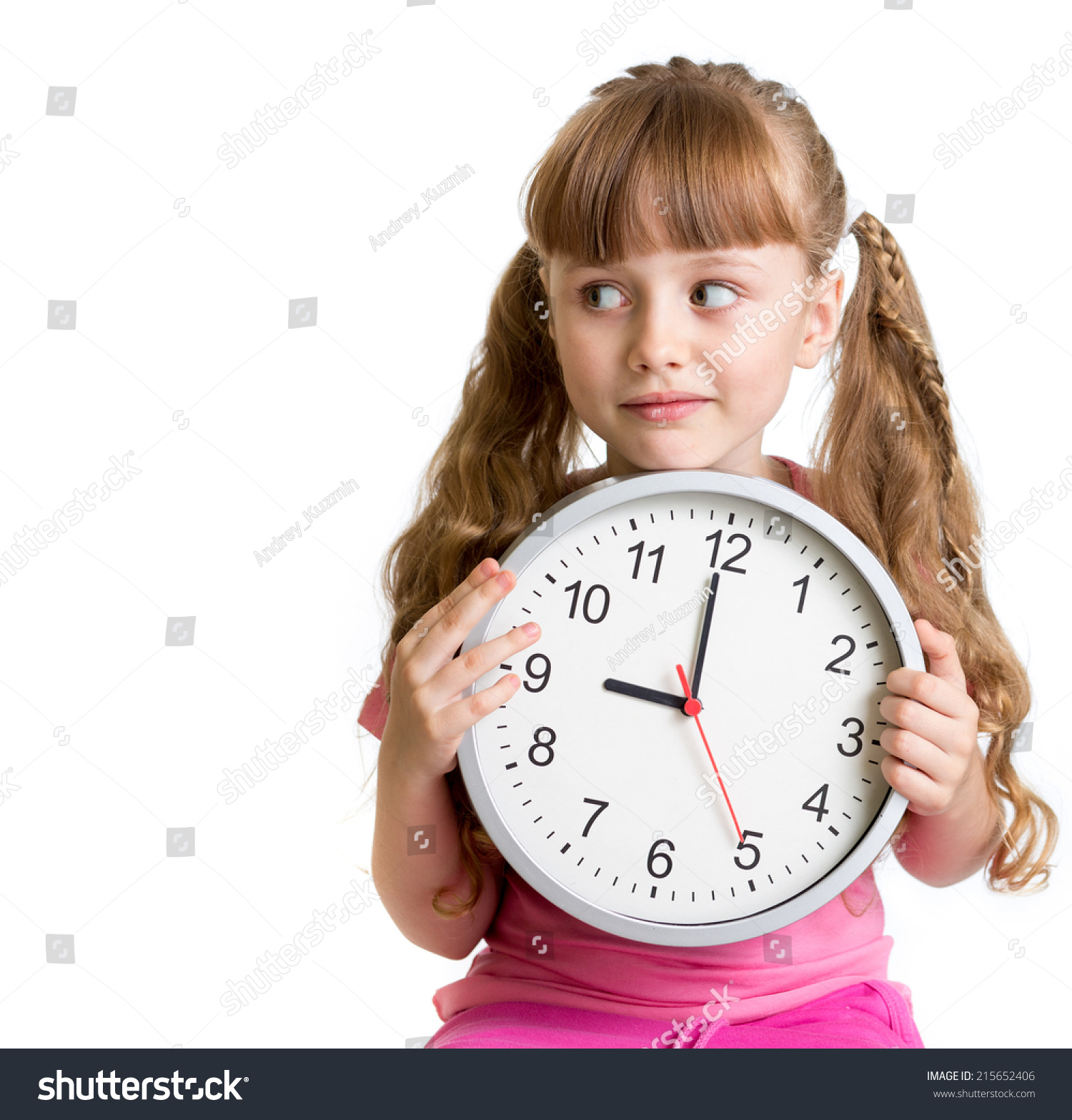 Скоро 9 часов. Часы 9 вечера. Указывают ребёнку на часы. Время 9 вечера. Часы время 9 вечера дети картинки.